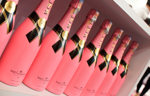 ピンク色をしたモエシャンドンのシャンパン