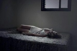 女性げベッドで寝ているモノクロの写真